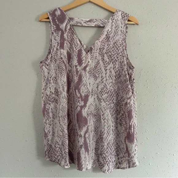 🦋 Maurices Purple White Snakeskin Sleeveless Blouse Medium Casual - Picture 4 of 4